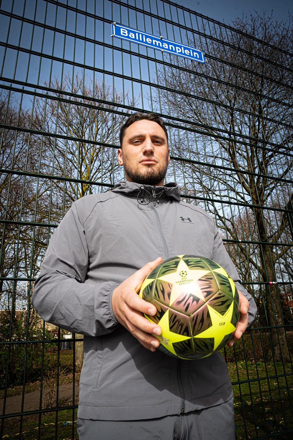 Ballieman met voetbal onder het bord Balliemanplein